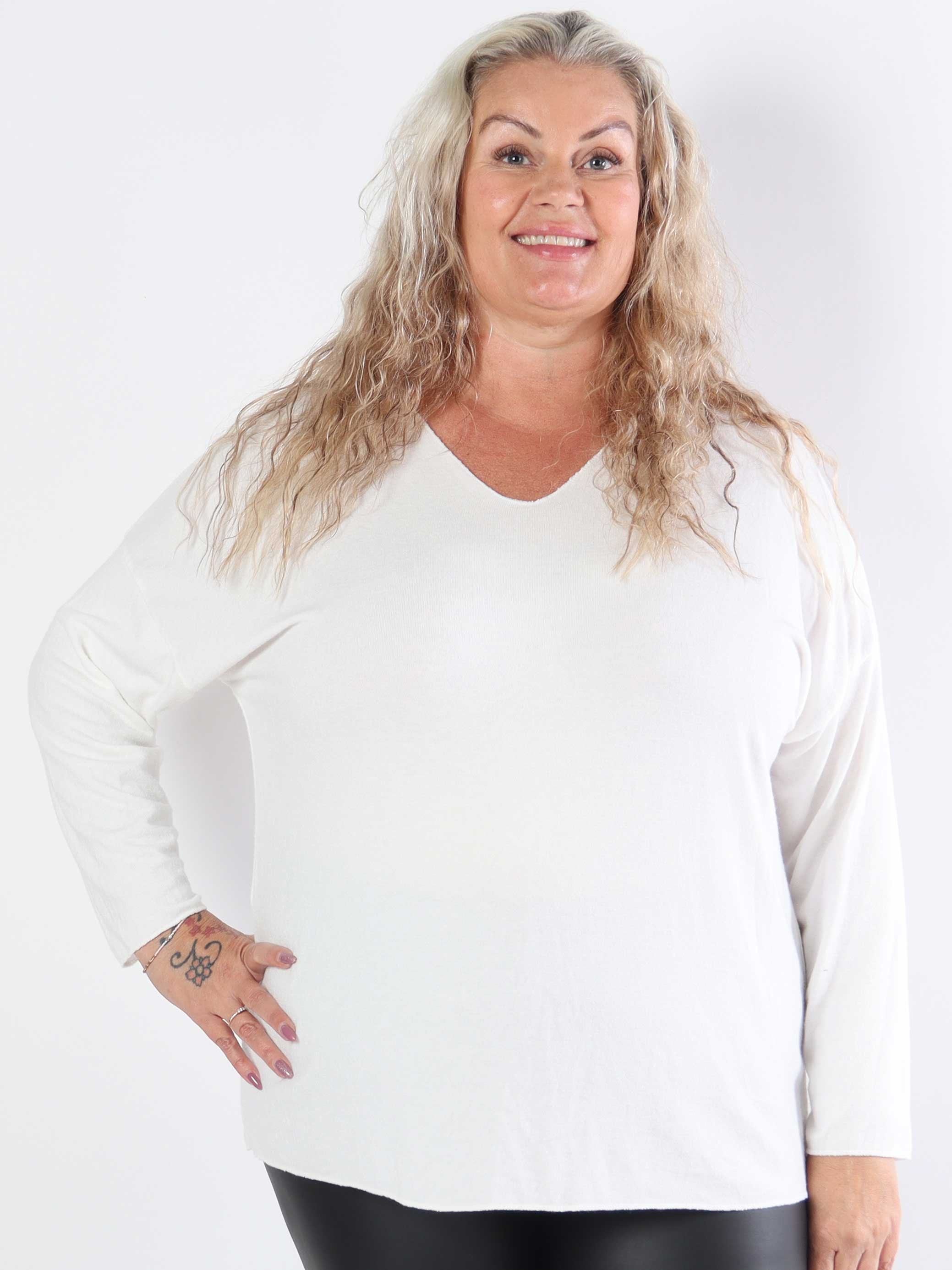 Djamila - Blød plus size bluse i viskose med v-udskæring